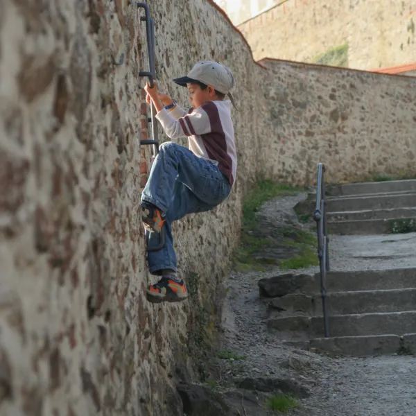 Ronin Russwurm beim Klettern auf die Burg