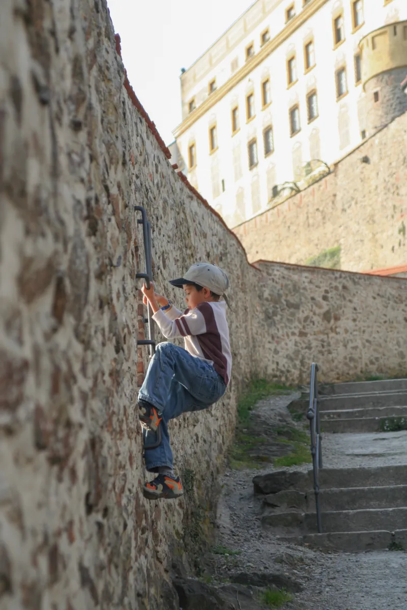 Ronin Russwurm beim Klettern auf die Burg