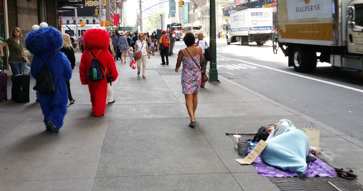 Woman on the street in New York | Russwurm
